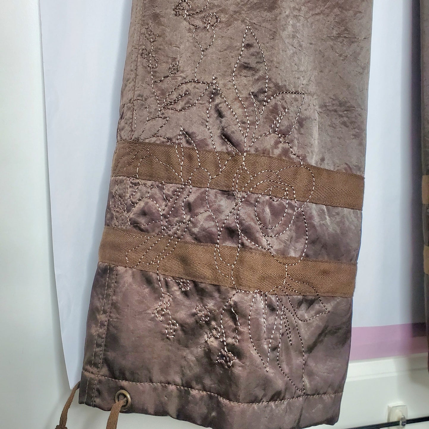 Express satin brown pants w/ cargo pockets, floral embroidery mid-ride W30 L31